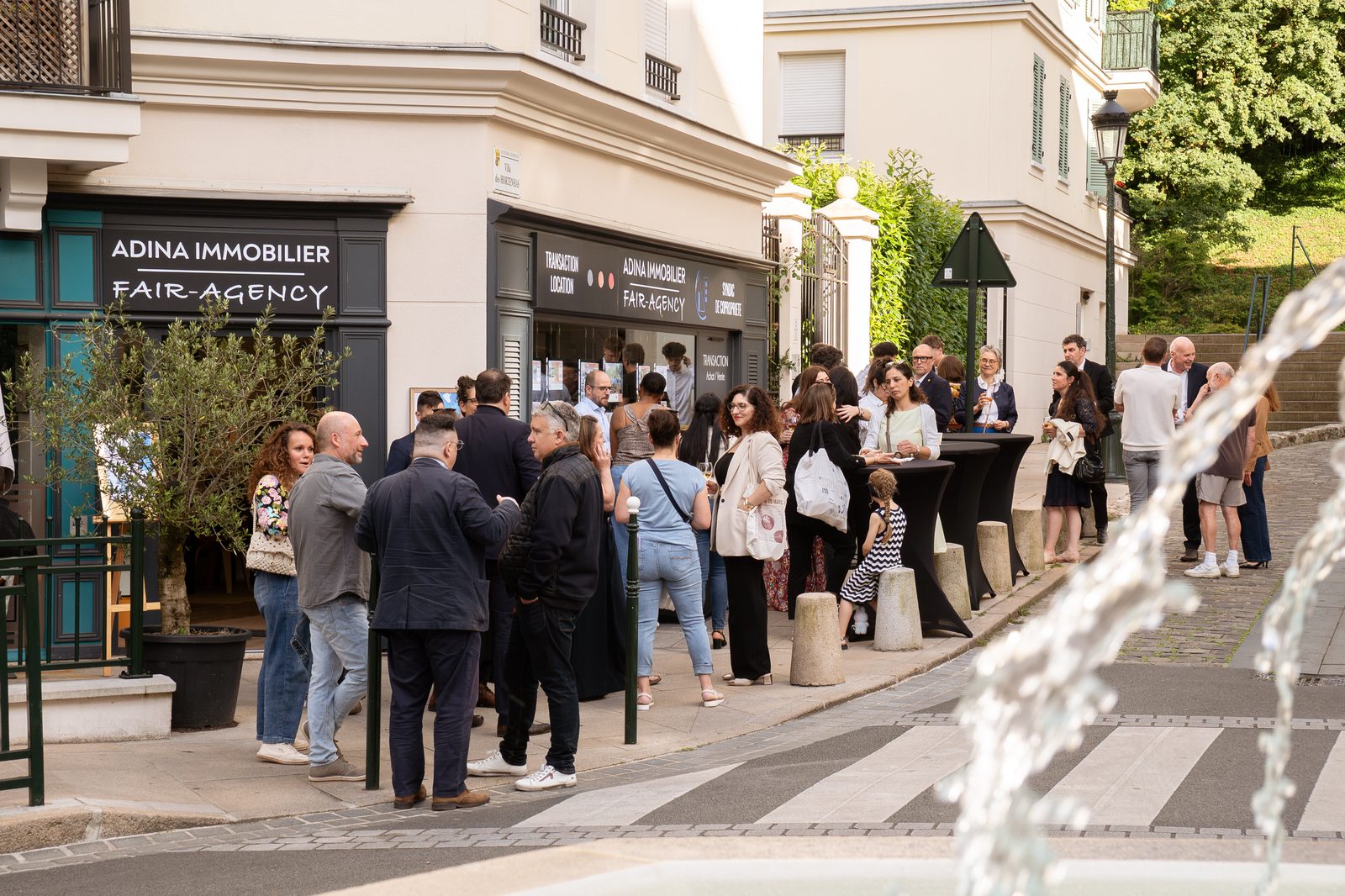 Affluence devant l'agence le soir de l'inauguration