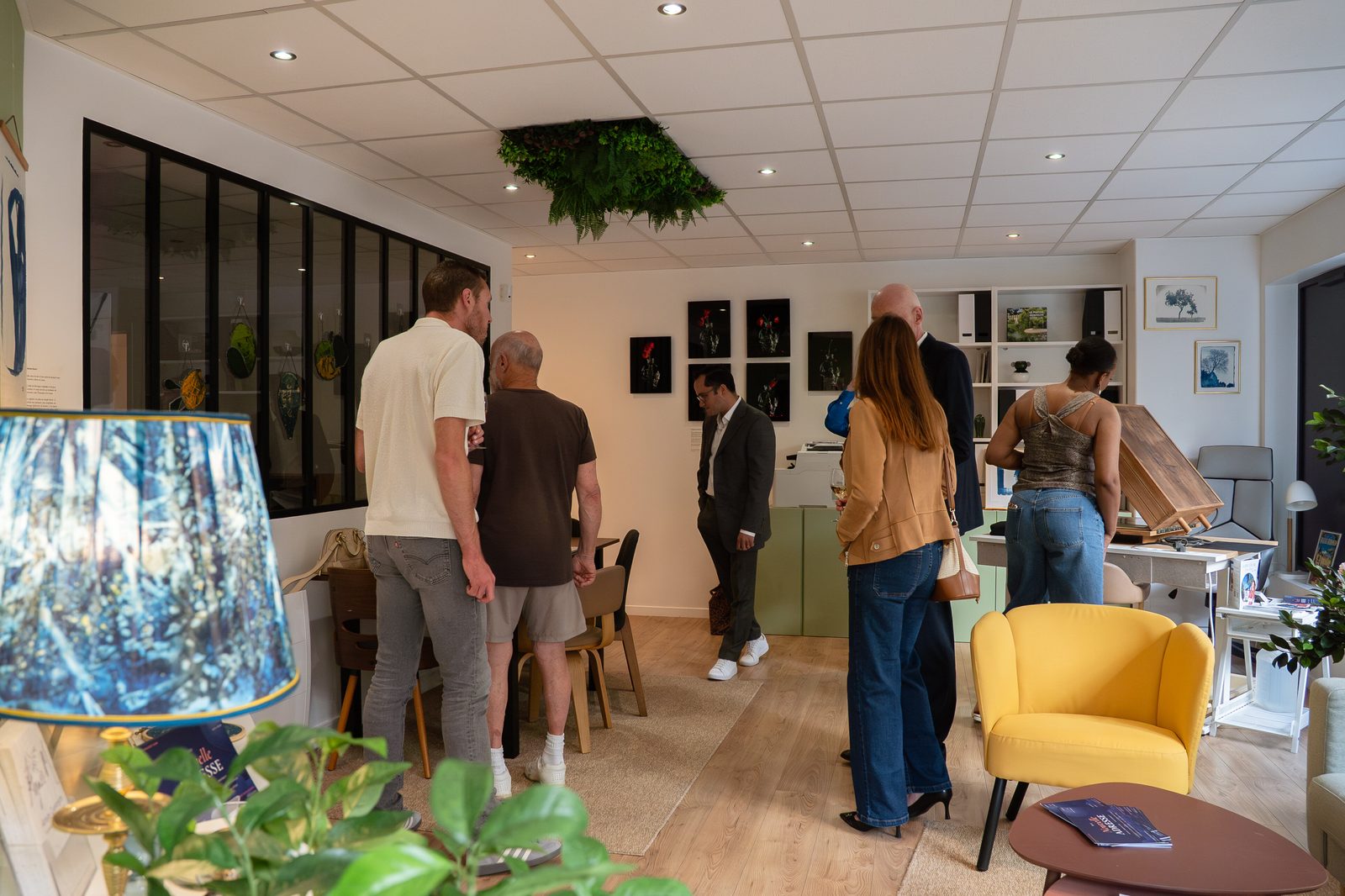 L'accrochage des cyanotypes dans l'agence